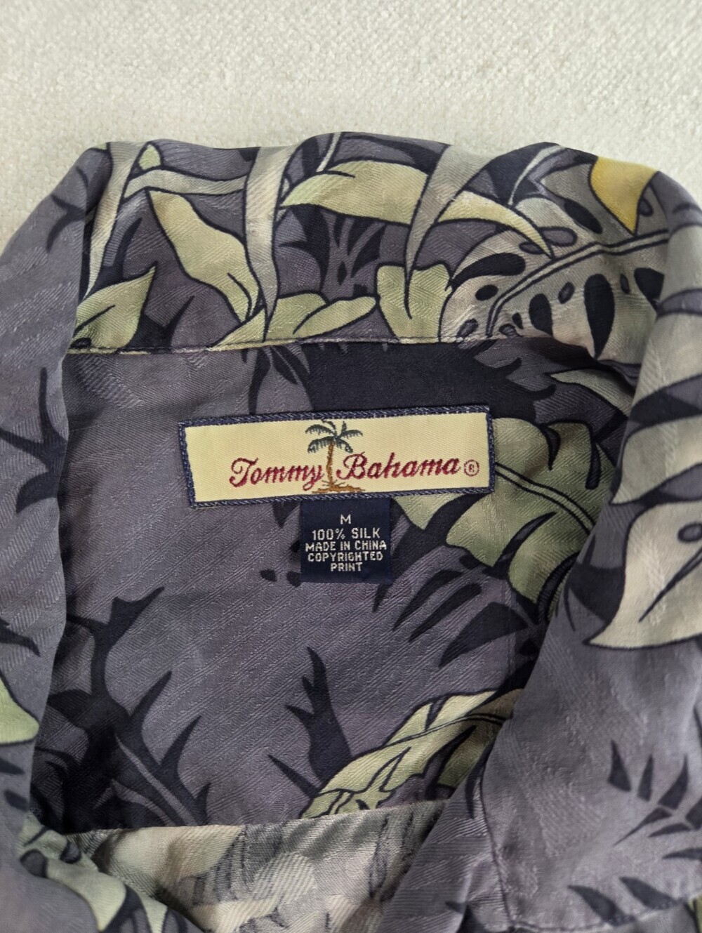Tommy Bahama 100% Silk Hawaiian Camp Shirt Medium - Picture 2 of 7